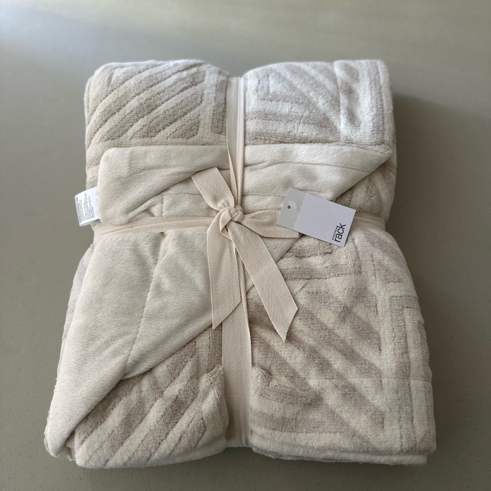 NWT Nordstrom Rack Geo Print Plush Throw Cream/Light Gray